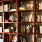 Sophie M lit des livres