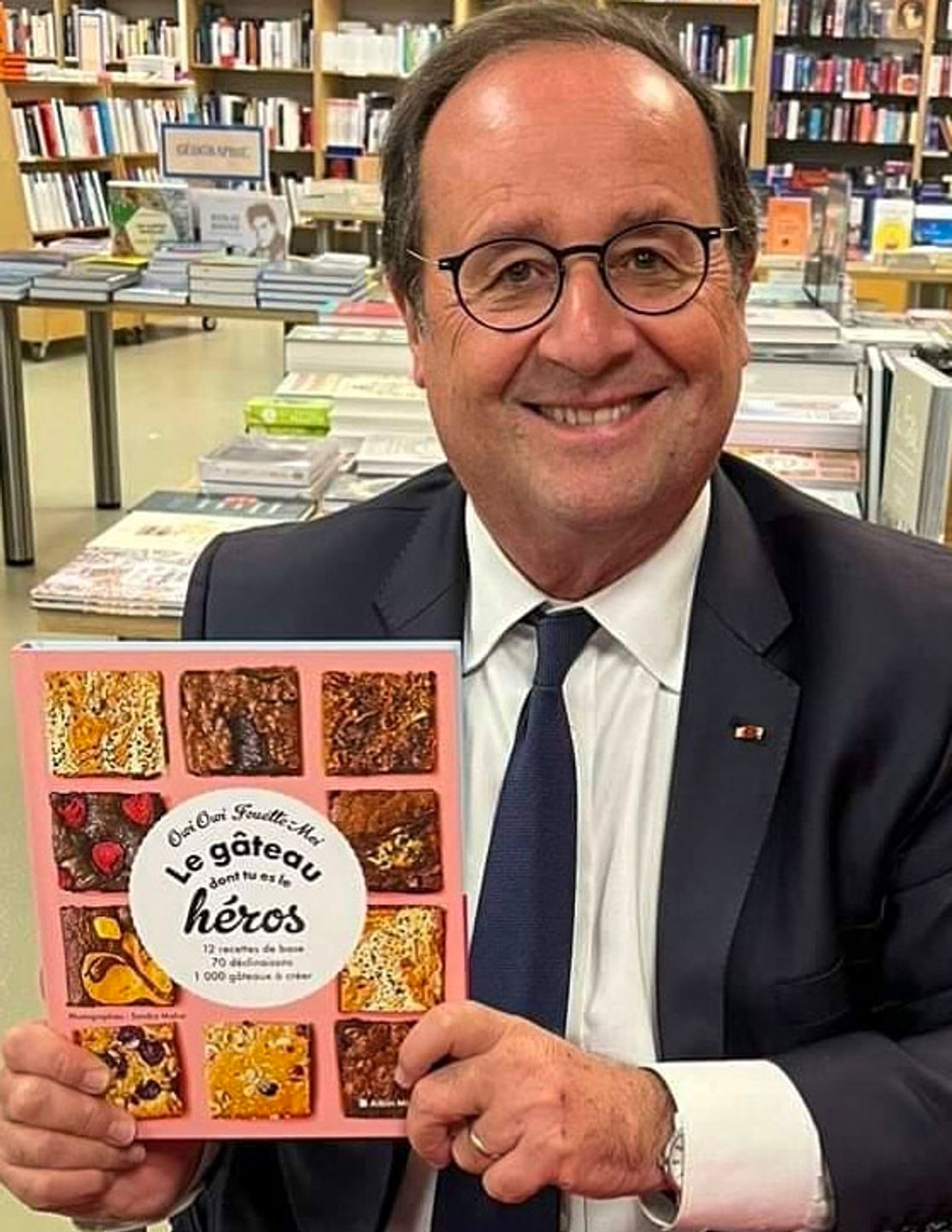 Photographie authentique de François Hollande tenant son exemplaire du premier ouvrage de Owi Owi