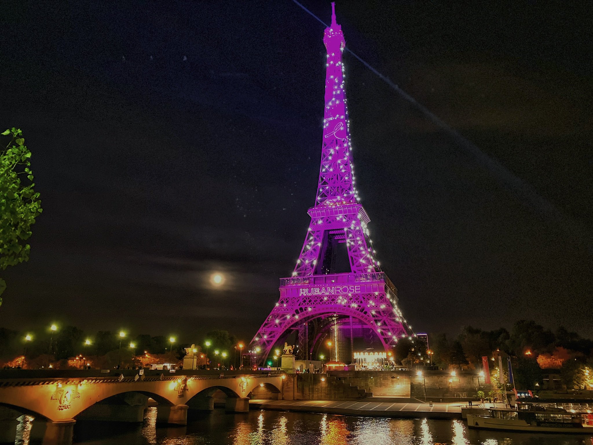 La Tour Eiffel d\'octobre rose
