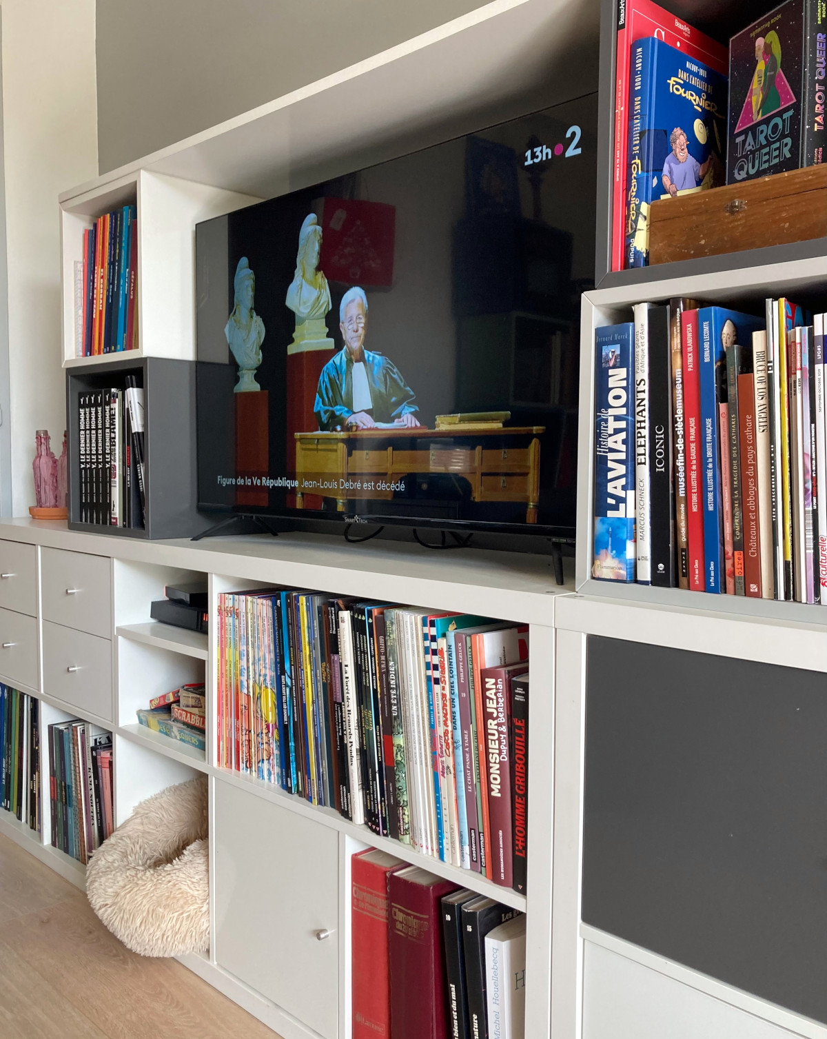 Télévision bien entourée